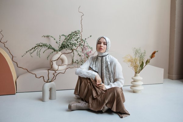 ژست عکس دخترانه در آتلیه