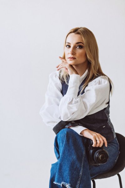  ژست عکس دخترانه در آتلیه