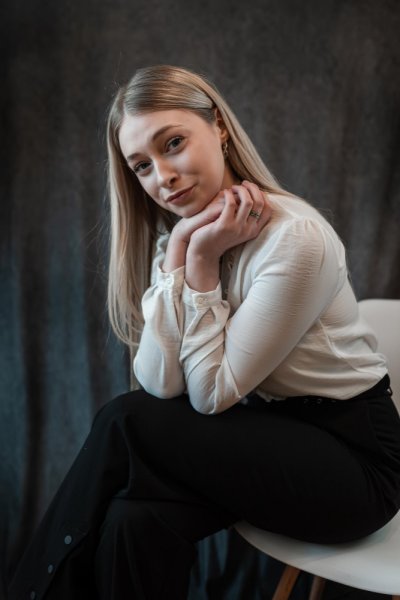  ژست عکس دخترانه در آتلیه