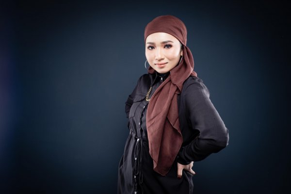  ژست عکس دخترانه در آتلیه