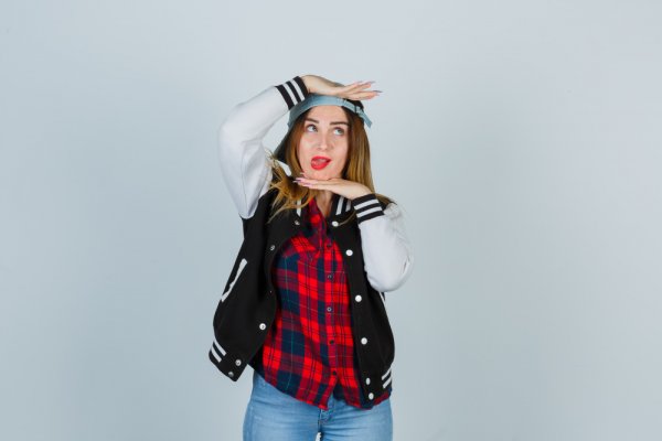  ژست عکس دخترانه در آتلیه