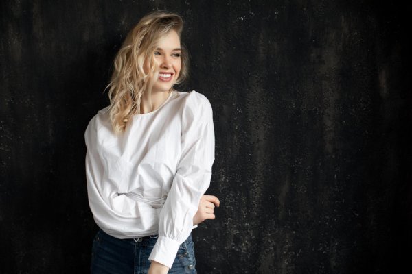  ژست عکس دخترانه در آتلیه