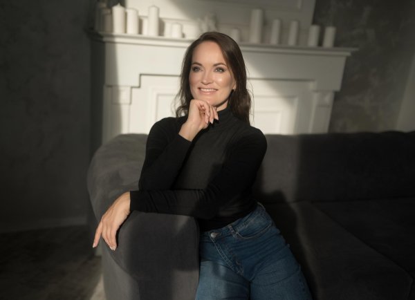  ژست عکس دخترانه در آتلیه