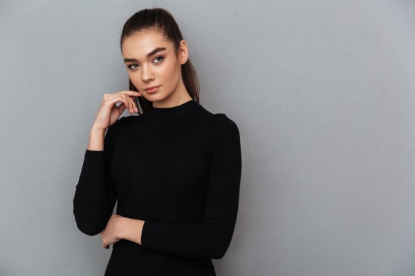  ژست عکس دخترانه در آتلیه