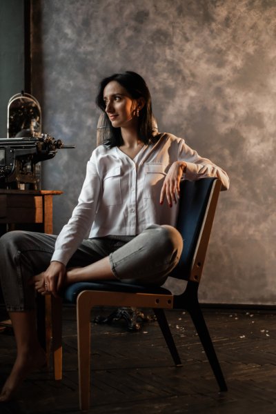  ژست عکس دخترانه در آتلیه