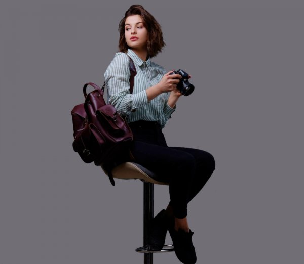  ژست عکس دخترانه در آتلیه