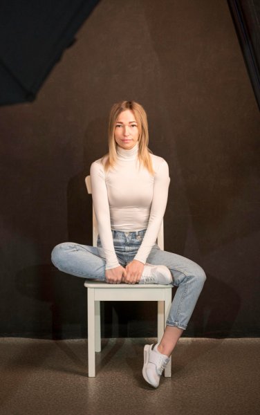  ژست عکس دخترانه در آتلیه