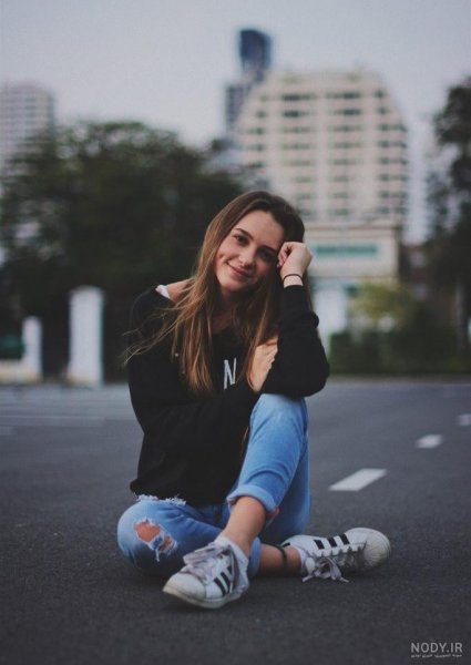  ژست عکاسی دخترانه نشسته