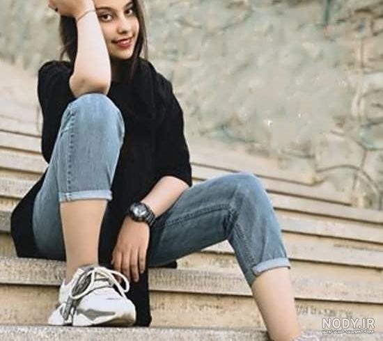  ژست عکاسی دخترانه نشسته