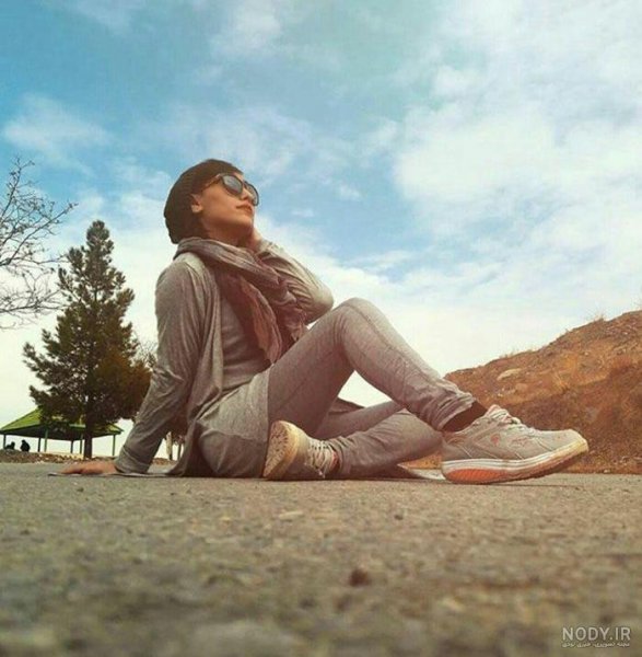  ژست عکاسی دخترانه نشسته