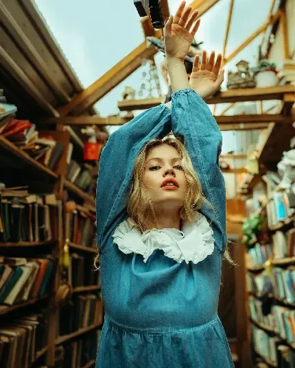  ژست عکس در مدرسه دخترانه