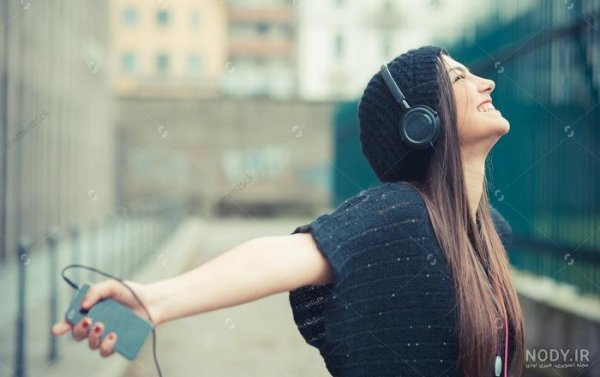  عکس دختر با هدفون برای پروفایل
