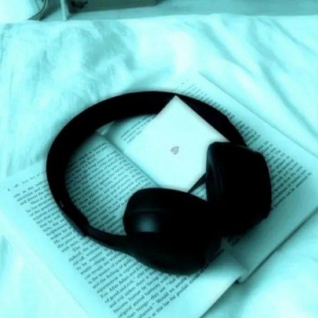 پروفایل هدفون و کتاب