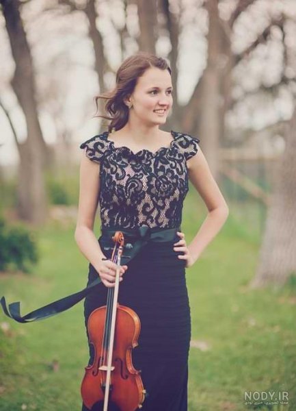  ژست عکس با ویولن دختر
