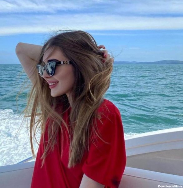 عکس دختر با عینک دودی با حجاب