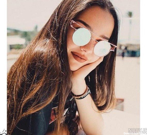 عکس دختر با عینک دودی با حجاب