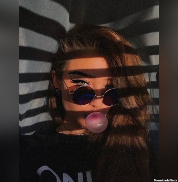 عکس دختر با عینک دودی با حجاب