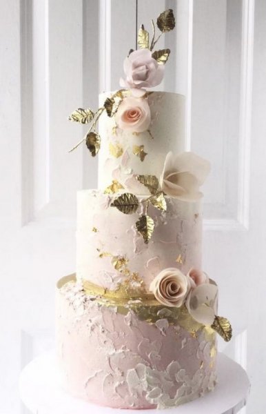  عکس کیک سه طبقه خامه ای با گل های تزئینی صورتی