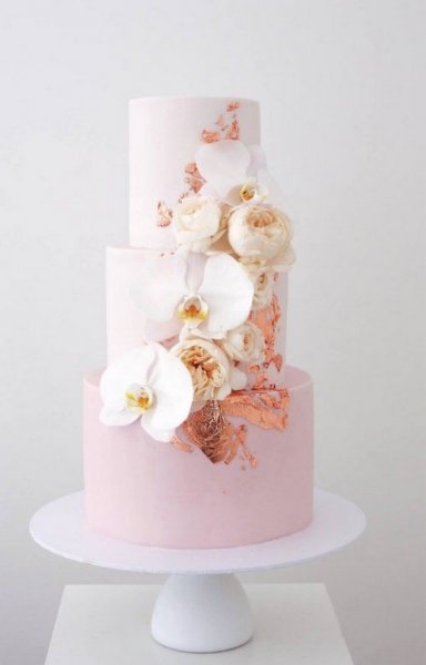  عکس کیک سه طبقه خامه ای با گل های تزئینی صورتی