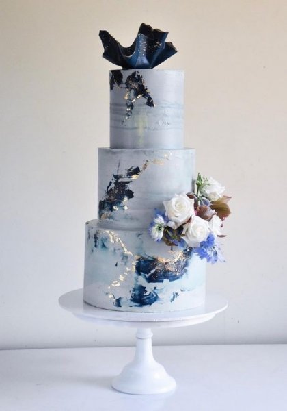  عکس کیک سه طبقه خامه ای با گل های تزئینی صورتی