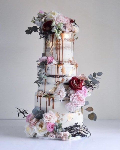  عکس کیک سه طبقه خامه ای با گل های تزئینی صورتی