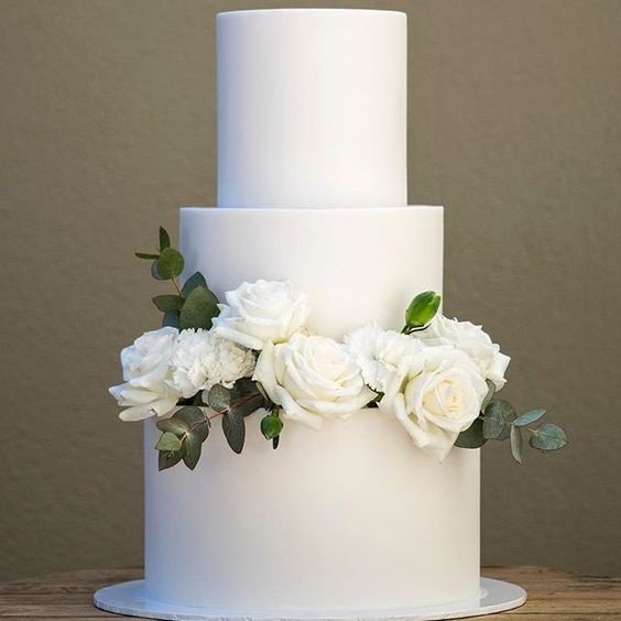  عکس کیک سه طبقه خامه ای با گل های تزئینی صورتی