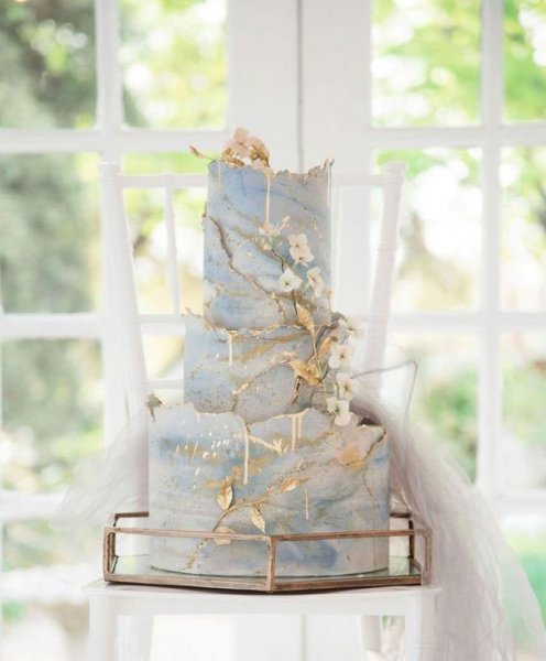  عکس کیک سه طبقه خامه ای با گل های تزئینی صورتی