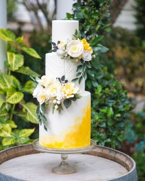  عکس کیک سه طبقه خامه ای با گل های تزئینی صورتی