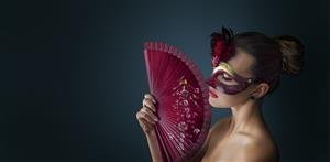  عکس پس زمینه دختر خوشگل با نقاب بالماسکه