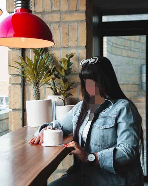 عکس دختر در کافه برای پروفایل