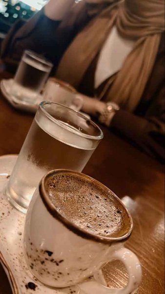  عکس دختر در کافه برای پروفایل