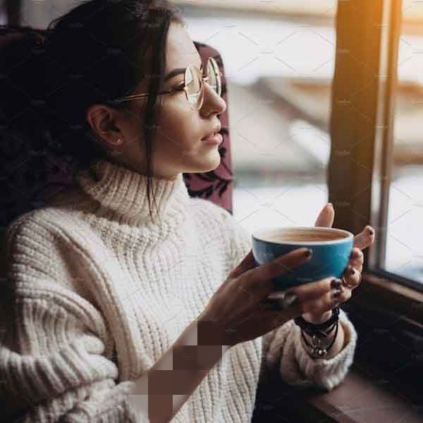  عکس دختر در کافه برای پروفایل