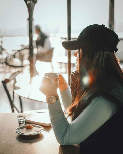  عکس دختر در کافه برای پروفایل