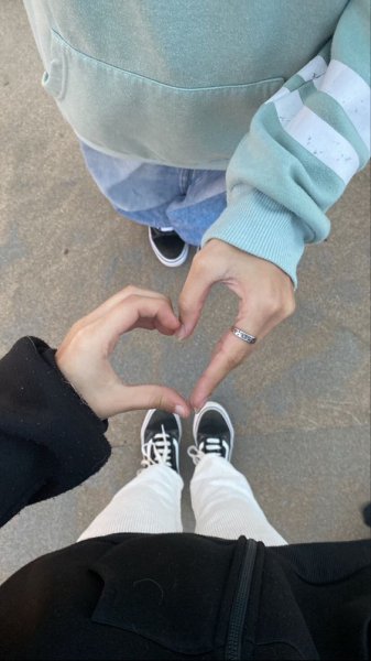 دانلود عکس قلب با دست برای پس زمینه گوشی