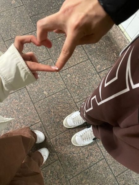  دانلود عکس قلب با دست برای پس زمینه گوشی