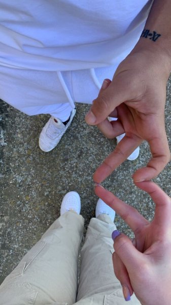  دانلود عکس قلب با دست برای پس زمینه گوشی