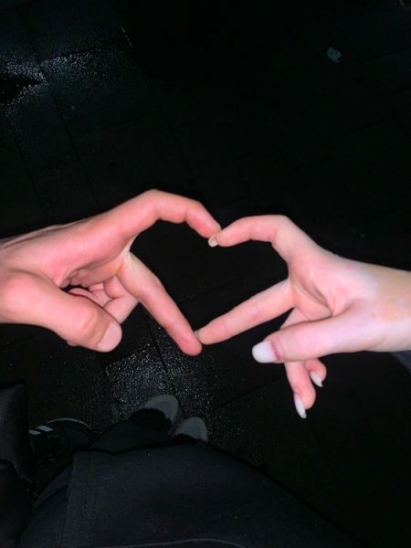  دانلود عکس قلب با دست برای پس زمینه گوشی