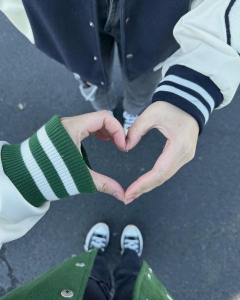  دانلود عکس قلب با دست برای پس زمینه گوشی