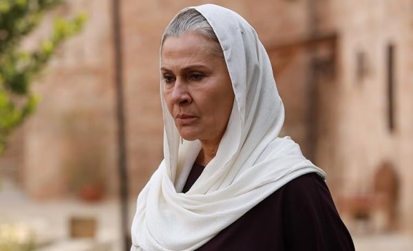  عکس بازیگران سریال ترکی شهر دور