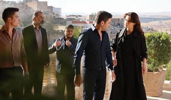  عکس بازیگران سریال ترکی شهر دور