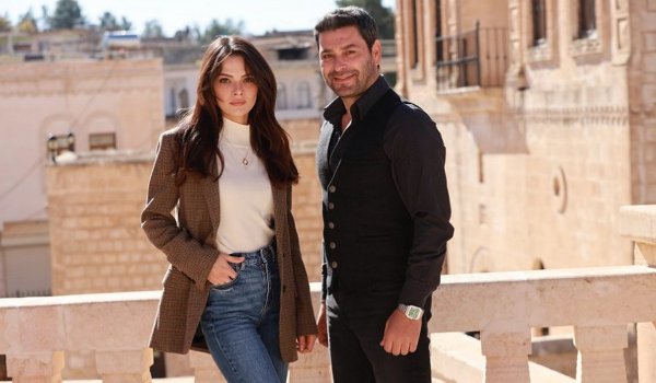  عکس بازیگران سریال ترکی شهر دور