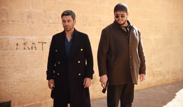  عکس بازیگران سریال ترکی شهر دور