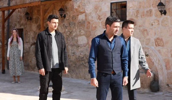  عکس بازیگران سریال ترکی شهر دور