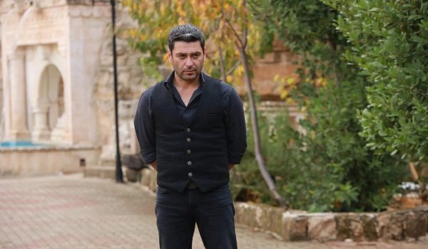  عکس بازیگران سریال ترکی شهر دور