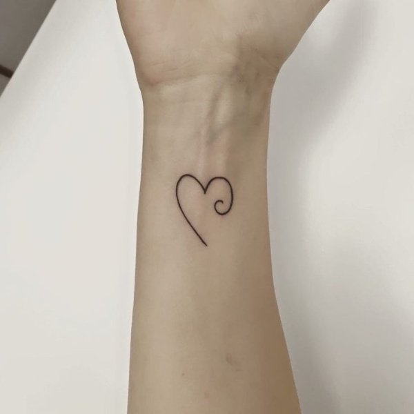  دانلود عکس طرح خالکوبی دخترانه قلب