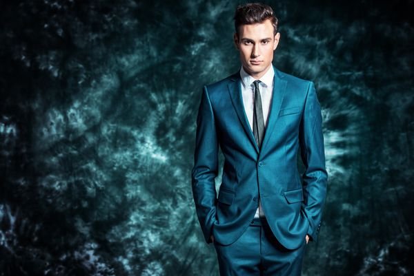 ژست عکس با کت و شلوار مردانه