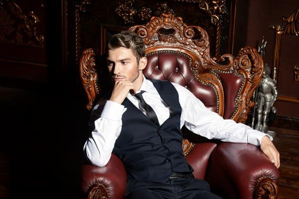 ژست عکس با کت و شلوار مردانه