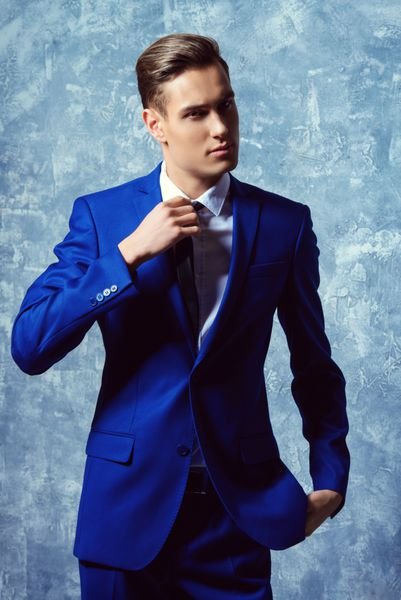 ژست عکس با کت و شلوار مردانه