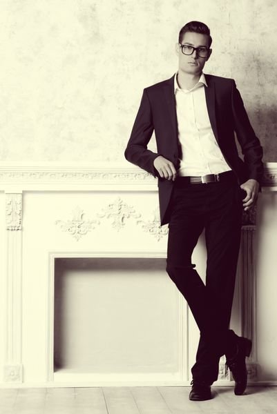 ژست عکس با کت و شلوار مردانه