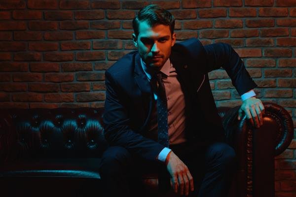 ژست عکس با کت و شلوار مردانه